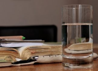 Диетолог объяснил, какая вода может быть вредной