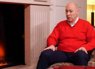 Гордон назвал две причины переброски войск РФ к границам Украины