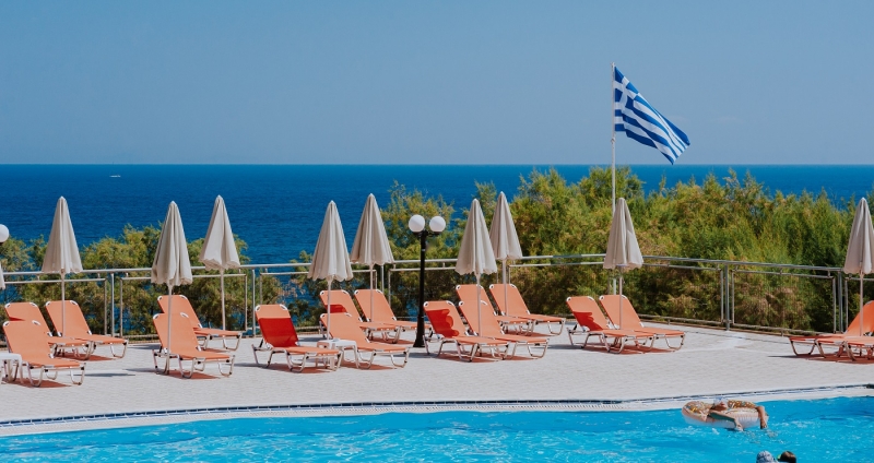 Греция прояснила условия приема туристов