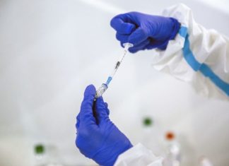 Иммунолог назвал сроки вакцинации для переболевших коронавирусом