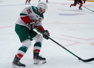 Лучшие именины Петрова: в сверхплотной борьбе «Ак Барс» перевел финальную серию в Казань