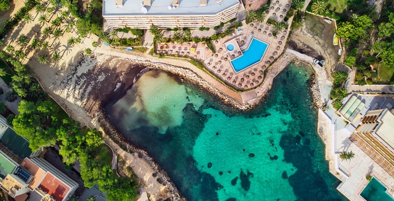 На Майорке туристов на пляжах и в ресторанах будут проверять с помощью полицейских дронов