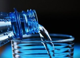 Названа опасность для здоровья воды в бутылках