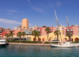 Полотенца в пятнах, маленькие порции и вымогательство: туристка рассказала об отдыхе в Хургаде