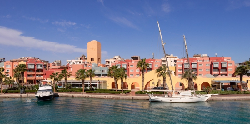 Полотенца в пятнах, маленькие порции и вымогательство: туристка рассказала об отдыхе в Хургаде