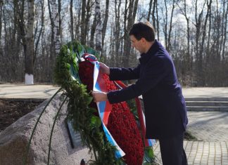 Польские дипломаты возложили венки на месте крушения самолета Ту-154М