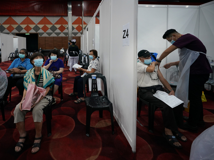 Проблемы западных вакцин от коронавируса: зачем владелец Pfizer продал акции