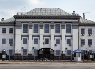 Российский дипломат, объявленный персоной нон грата, покинул Украину