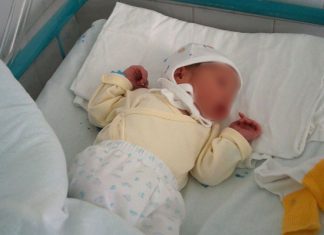 У россиянки в роддоме отобрали ребенка и отвезли в детдом