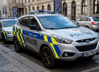 В Чехии задержали обливших кетчупом посольство России