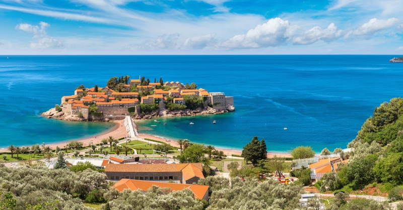 В Черногории строят планы на летний сезон и собираются прививать население