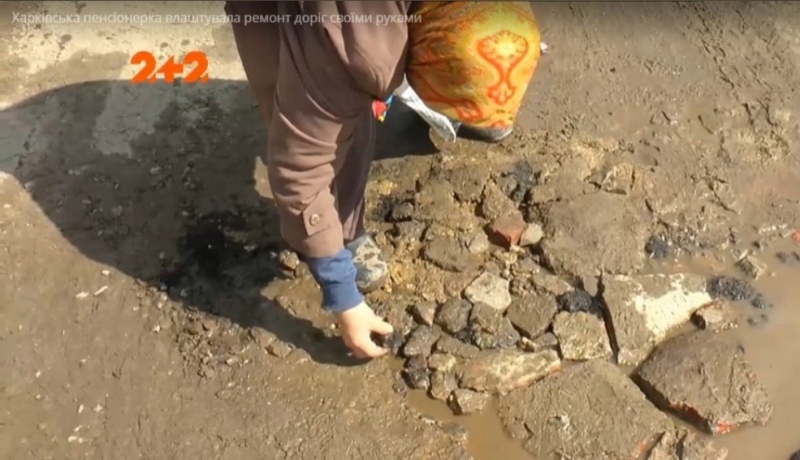 В Харькове пенсионерка ежедневно ремонтирует дорогу своими руками