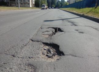 В Харькове пенсионерка ежедневно ремонтирует дорогу своими руками