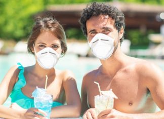 В Испании посетителей пляжей и бассейнов штрафуют за отсутствие масок