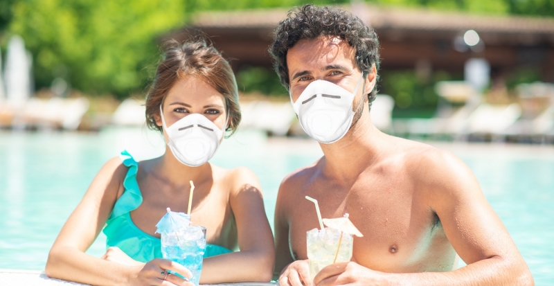 В Испании посетителей пляжей и бассейнов штрафуют за отсутствие масок