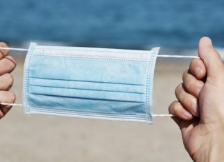 Власти Испании прояснили ситуацию с ношением масок на пляже