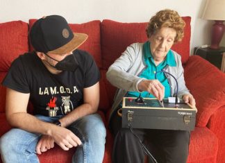 Вместо смартфона: испанец собрал бабушке Telegram-аппарат