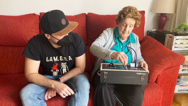 Вместо смартфона: испанец собрал бабушке Telegram-аппарат