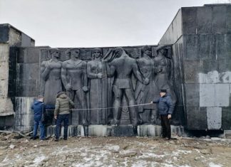 Война с памятниками продолжается: Во Львове демонтируют советский Монумент Славы