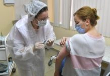 Врач объяснил, когда и как прививаться переболевшим COVID-19