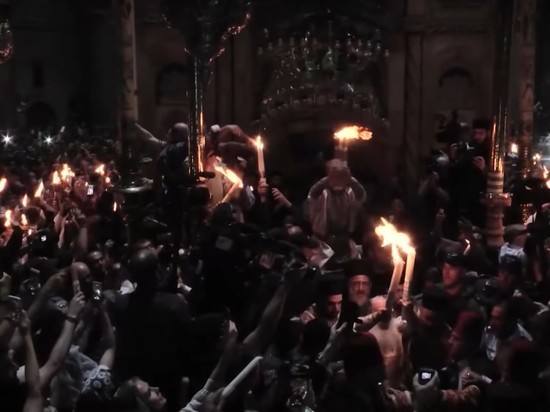 Благодатный огонь сошел в Храме Гроба Господня в Иерусалиме