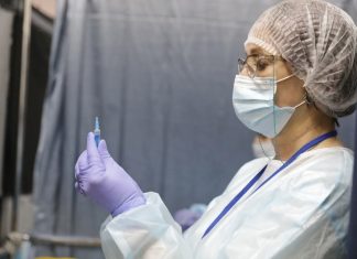 Эксперты объяснили случаи заражения коронавирусом после вакцинации