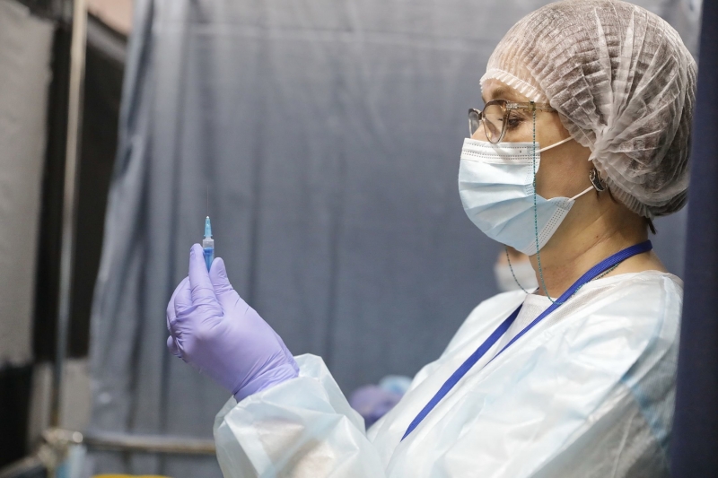 Эксперты объяснили случаи заражения коронавирусом после вакцинации