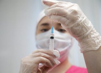 Фармкомпании пытаются заработать на ревакцинации от коронавируса