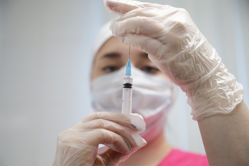 Фармкомпании пытаются заработать на ревакцинации от коронавируса