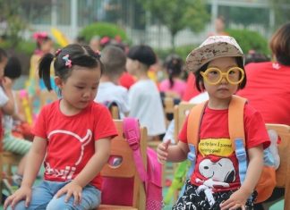 Китайским семьям разрешили заводить третьего ребенка