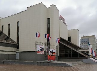 Мэрия Нижневартовска рассказала, откуда на площади появились «флаги Франции»