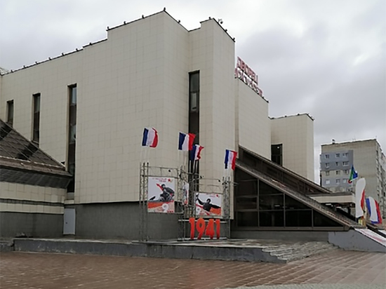 Мэрия Нижневартовска рассказала, откуда на площади появились "флаги Франции"