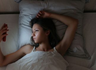 На сон не влияет: ночной режим в смартфоне оказался бесполезен