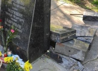 На Украине перед Днем Победы разрушили памятник советским воинам