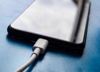 Опасная зарядка: почему не стоит использовать чужие кабели для iPhone