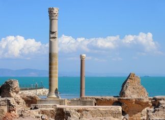 Первые туристы улетели в Тунис на грузопассажирском рейсе, хотя авиасообщение пока не возобновлено