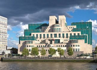 Почему глава МИ-6 заговорил о «слабой России»