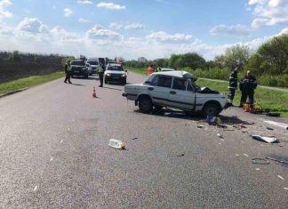 Под Харьковом грузовик раздавил легковушку, погибли два человека