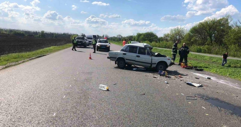 Под Харьковом грузовик раздавил легковушку, погибли два человека
