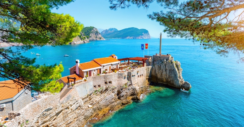 «Пустая трата времени»: россиянка рассказала об отдыхе в Черногории с трансфером через Сербию