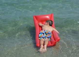 Россиян предупредили об опасности надувных матрасов