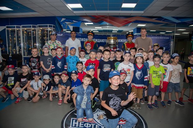 Шарипзянов и Якупов привезли Кубок Гагарина в Нижнекамск, заехали на НКНХ и порадовали пацанов