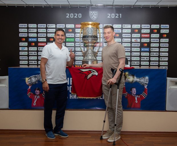 Шарипзянов и Якупов привезли Кубок Гагарина в Нижнекамск, заехали на НКНХ и порадовали пацанов