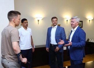 Шарипзянов и Якупов привезли Кубок Гагарина в Нижнекамск, заехали на НКНХ и порадовали пацанов