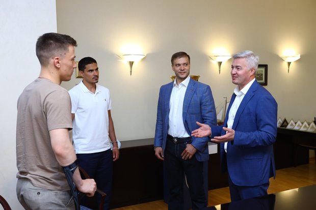 Шарипзянов и Якупов привезли Кубок Гагарина в Нижнекамск, заехали на НКНХ и порадовали пацанов