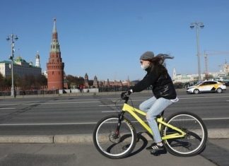 Синоптики рассказали о теплой погоде в Москве в День Победы