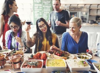 Собянин предложил рестораторам Москвы создать отдельные зоны для вакцинированных