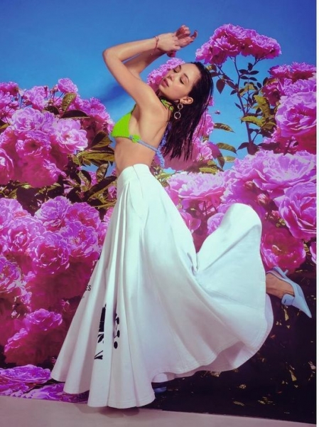 Туктамышева показала фигуру на Мальдивах к крошечном бикини