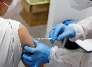 Украина в четыре раза отстает от плана вакцинирования: введено менее 800 тыс. доз