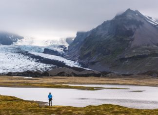 В Исландии семья продает участок с действующим вулканом